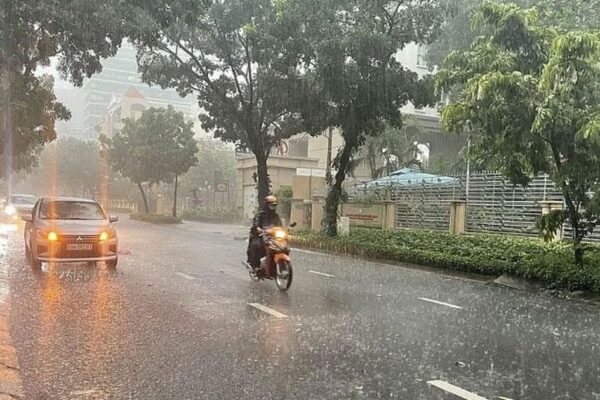 Cảnh báo sắp mưa dông kèm lốc sét khu vực nội thành Hà Nội