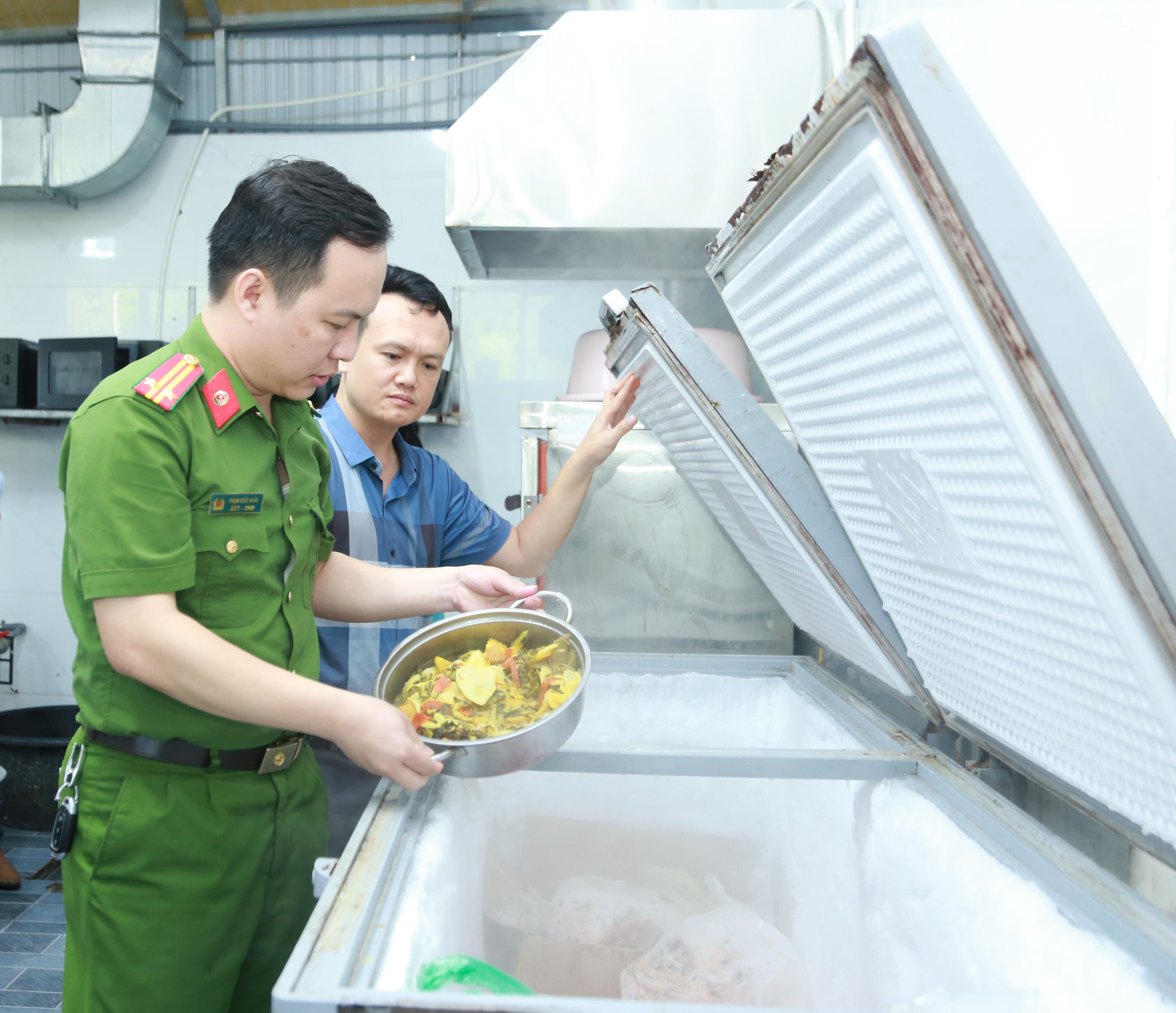 Kiểm tra hơn 1.500 cơ sở, xử phạt hơn 1,1 tỷ đồng vi phạm an toàn thực phẩm- Ảnh 3.