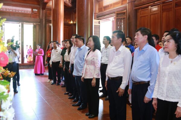 Bộ trưởng Bộ Y tế Đào Hồng Lan dâng hương tưởng niệm Chủ tịch Hồ Chí Minh