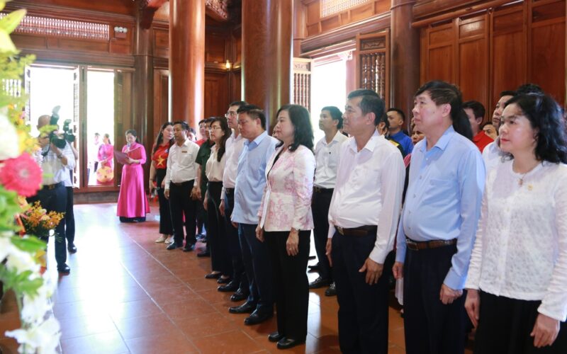 Bộ trưởng Bộ Y tế Đào Hồng Lan dâng hương tưởng niệm Chủ tịch Hồ Chí Minh