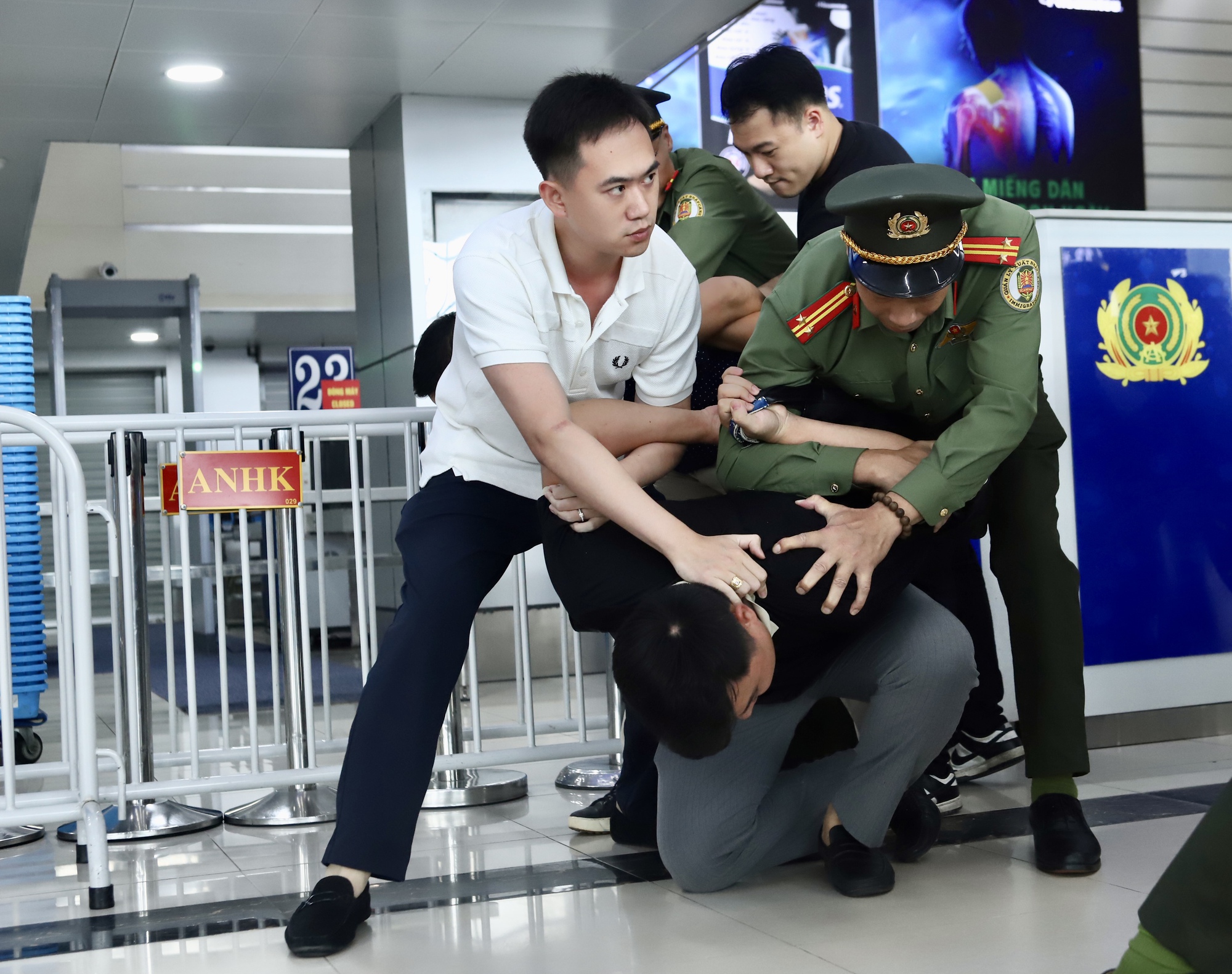 img5191-1779359230746809235367 Diễn tập xử lý tình huống khẩn nguy an ninh sân bay- Ảnh 9.