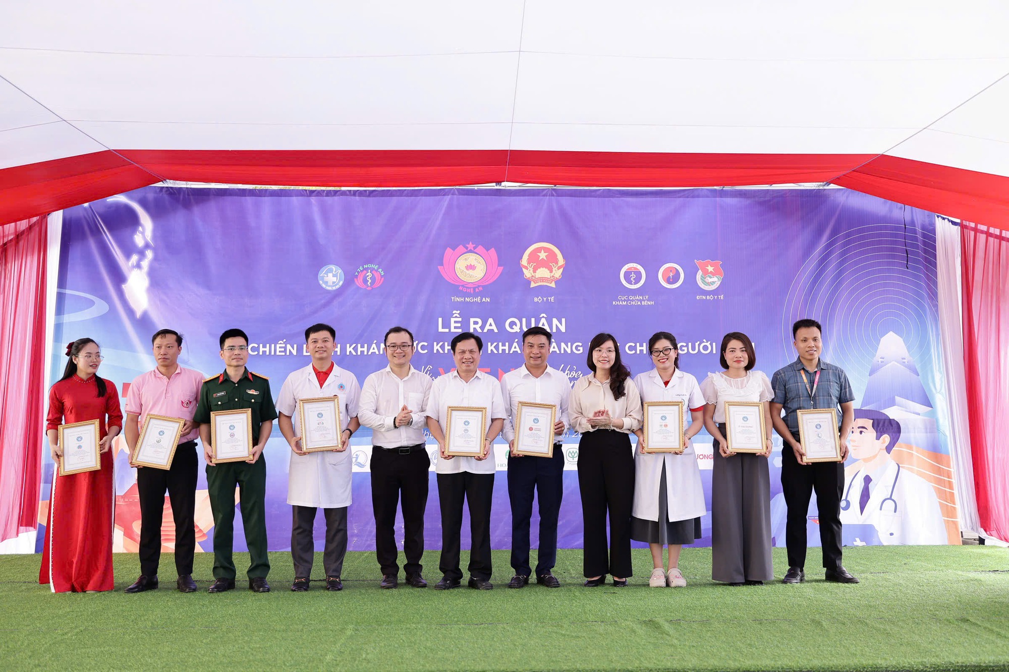 img7927-1778930545869939223229 Đại diện Ban Tổ chức trao thư cảm ơn các đơn vị đồng hành cùng chương trình.
