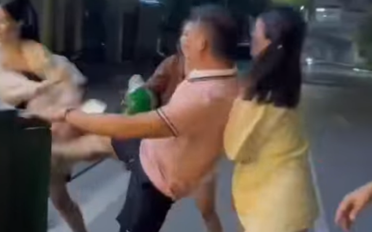 Được 'bạn trai' gọi điện cầu cứu, người phụ nữ cầm dao bầu đại náo quán bia- Ảnh 3.