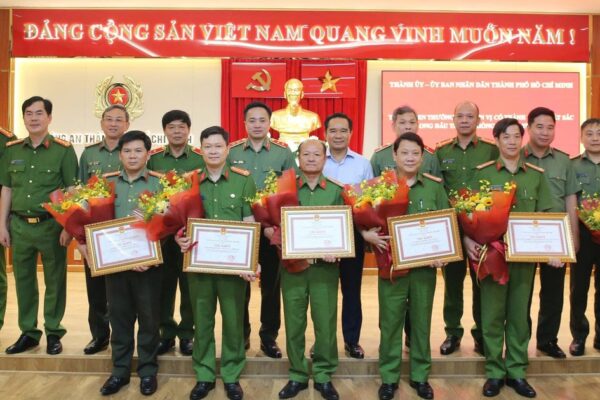 Chủ tịch UBND TPHCM khen thưởng Ban chuyên án phá nhanh vụ nổ súng do 2 người nước ngoài gây án