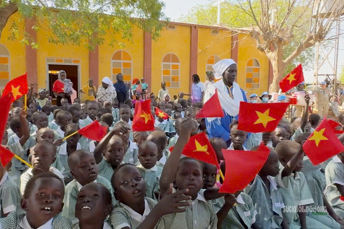lan-taa-gia-tri-nhan-van-viet-nam-giua-vung-dat-abyei-1-1779065255605617857657 Giữa vùng đất khô cằn Abyei, người lính mũ nồi xanh Việt Nam 'gieo mầm' nhân ái- Ảnh 5.