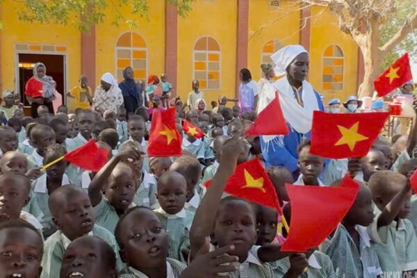 Giữa vùng đất khô cằn Abyei, người lính mũ nồi xanh Việt Nam ‘gieo mầm’ nhân ái