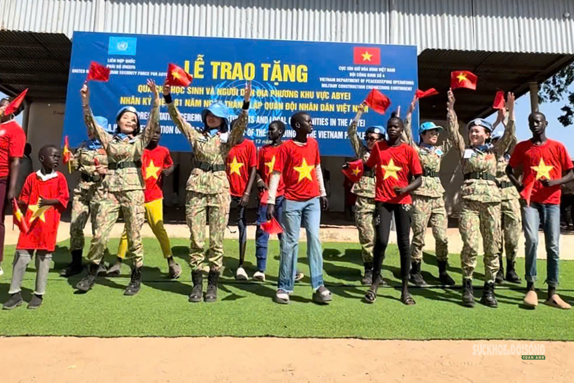lan-taa-gia-tri-nhan-van-viet-nam-giua-vung-dat-abyei-4-17790653638571345955672 Giữa vùng đất khô cằn Abyei, người lính mũ nồi xanh Việt Nam 'gieo mầm' nhân ái- Ảnh 6.