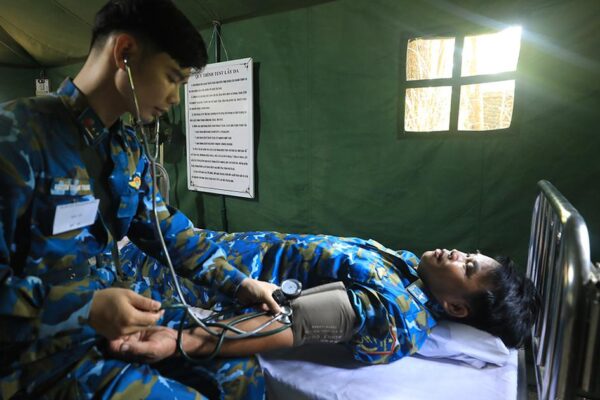 Lặng thầm chăm lo sức khỏe quân nhân dự bị giữa thao trường diễn tập