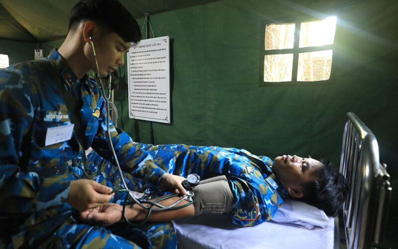 Lặng thầm chăm lo sức khỏe quân nhân dự bị giữa thao trường diễn tập