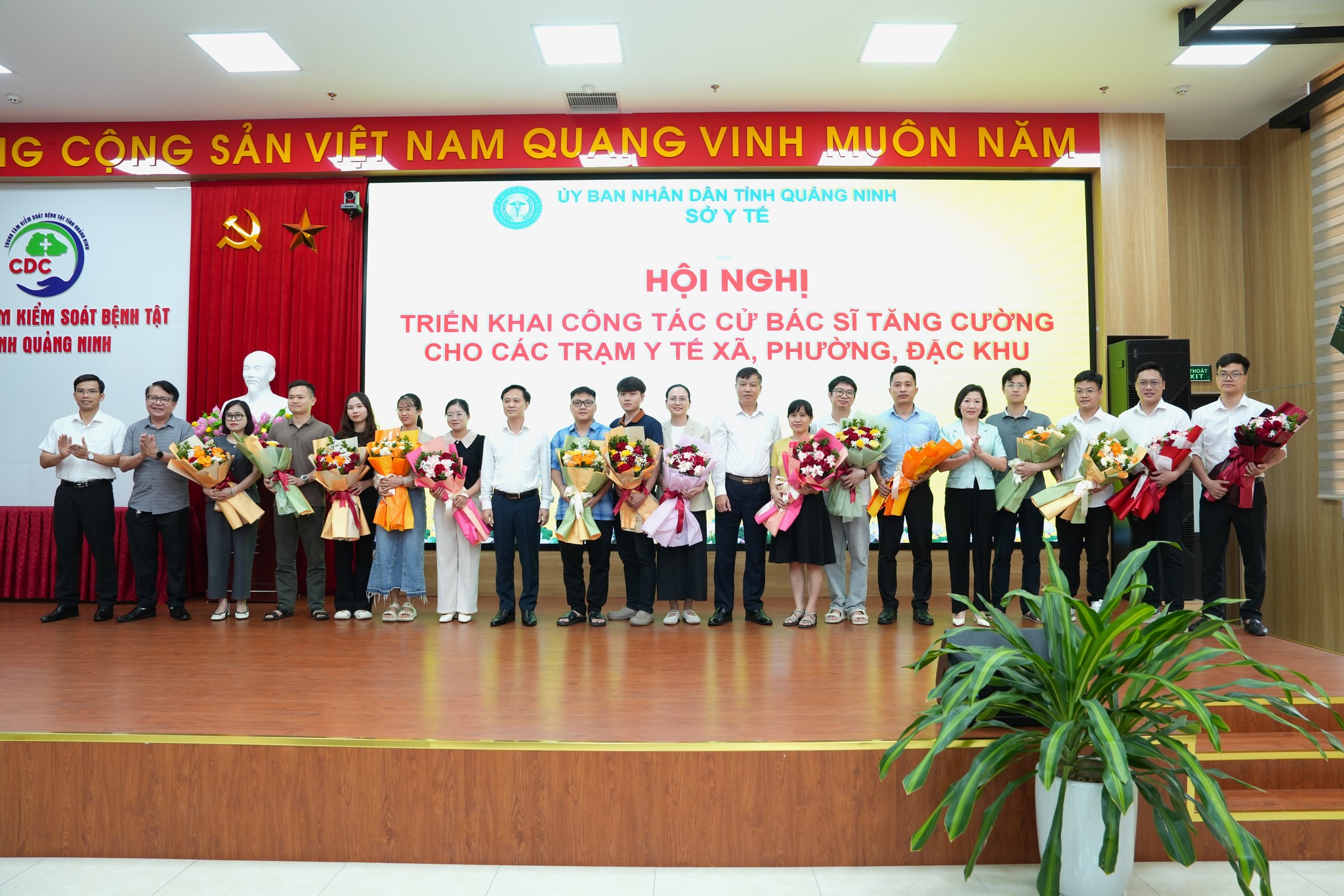 Quảng Ninh cử 113 bác sĩ tăng cường cho 39 trạm y tế xã, phường, đặc khu- Ảnh 2.