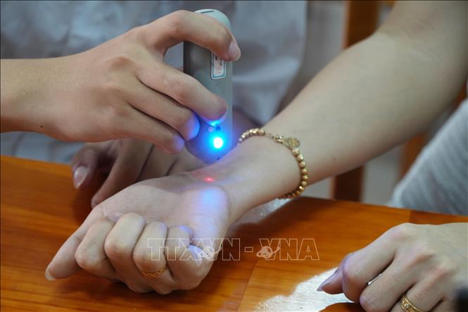 Nhóm học sinh Đồng Nai thiết kế thiết bị giúp xác định chính xác huyệt đạo- Ảnh 1.