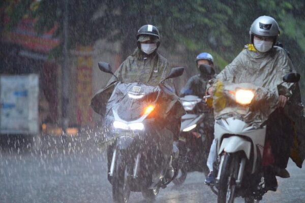 Miền Bắc kết thúc nắng nóng, mưa dông kèm nguy cơ lốc sét