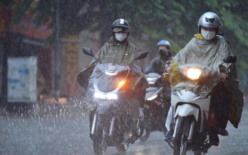 Miền Bắc kết thúc nắng nóng, mưa dông kèm nguy cơ lốc sét
