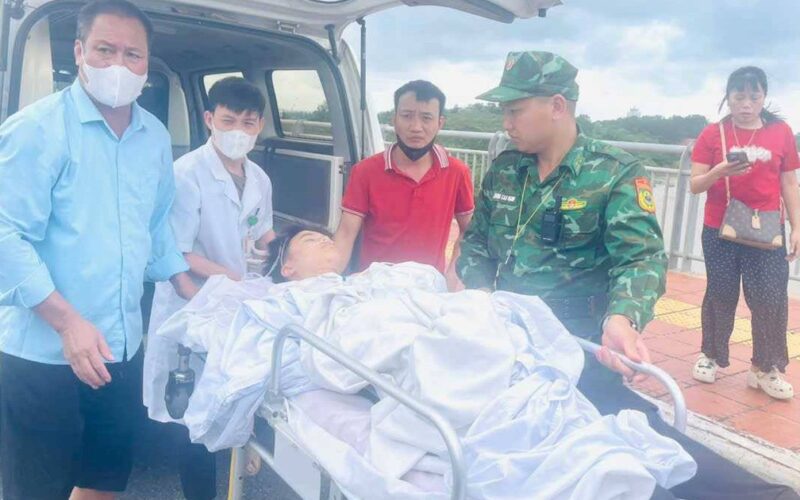 Mở ‘luồng xanh’ cho xe cứu thương đưa bệnh nhân sang Trung Quốc điều trị