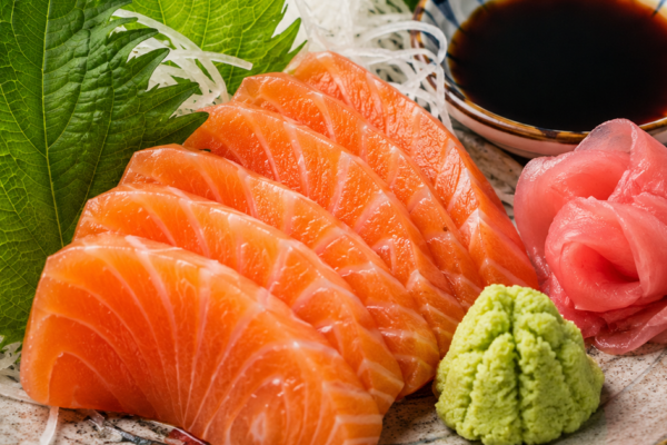 Vì sao ăn cá hồi sống luôn kèm wasabi, gừng hồng và tía tô? Sự thật ít người biết