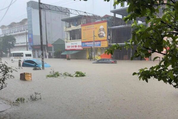 Hàng trăm hộ dân phải sơ tán do ngập lụt, hàng chục ngôi nhà tốc mái do mưa dông