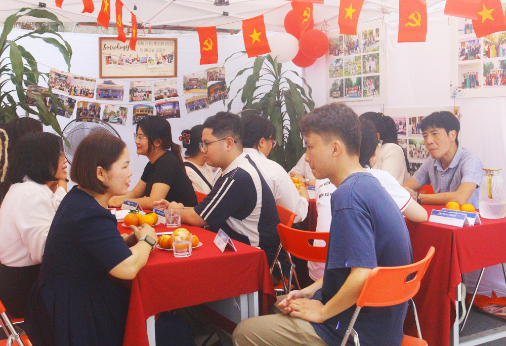 ngay-hoi-1-1778919909028772039720 Hàng nghìn sinh viên hào hứng tìm kiếm cơ hội nghề nghiệp tại AJC Job Fair 2026- Ảnh 2.