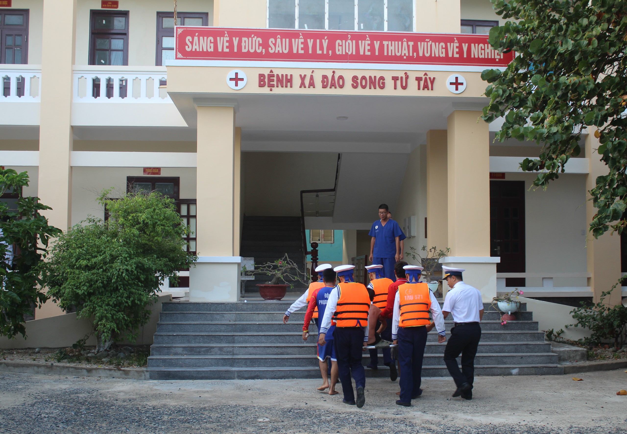 ngu-a-1778923394739837921084 Quân y đảo Song Tử Tây kịp thời điều trị cho ngư dân bị co rút cơ nặng- Ảnh 1.