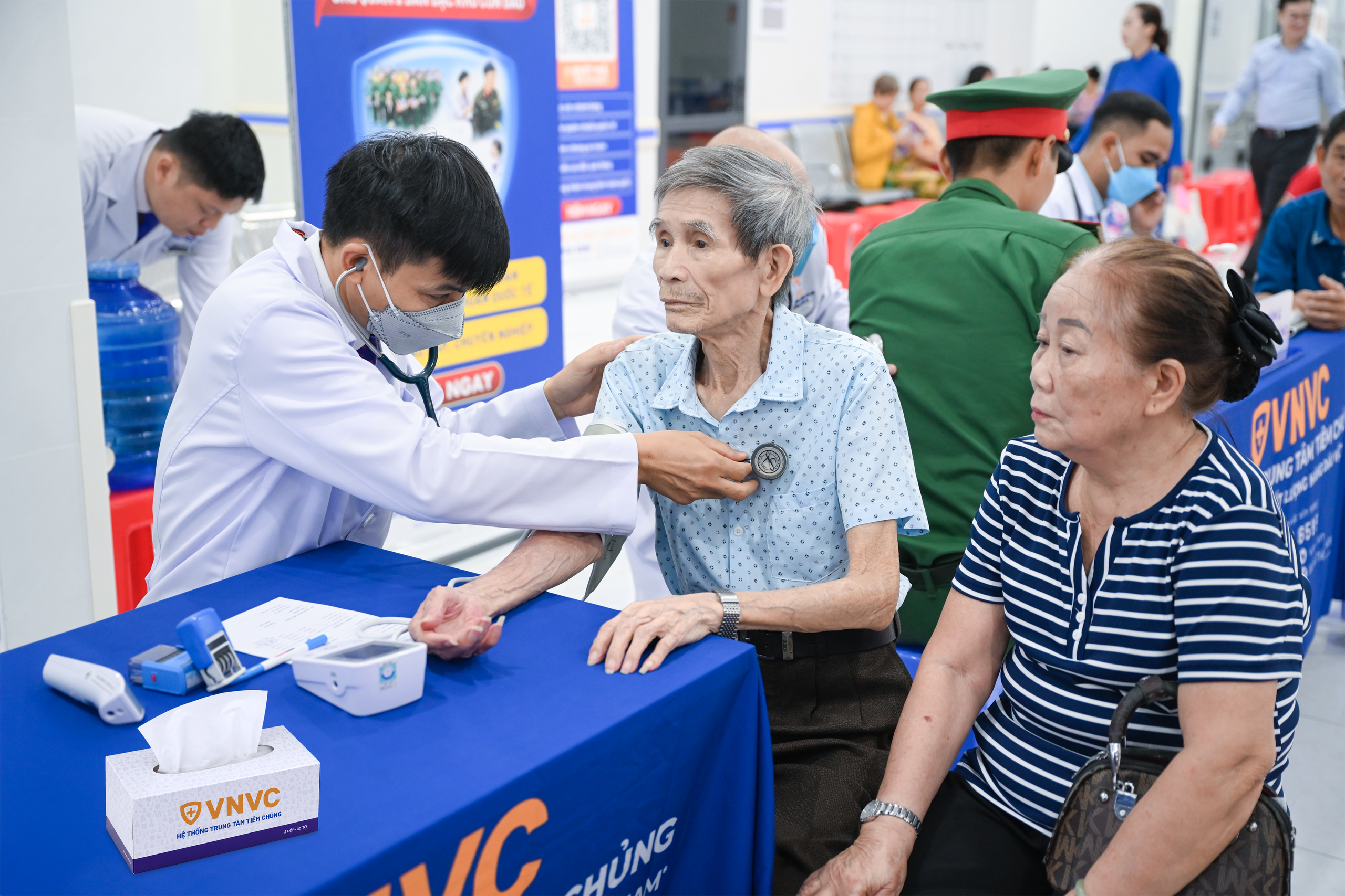 VNVC đồng hành cùng TPHCM tài trợ vắc xin và kho lạnh chuẩn quốc tế cho Côn Đảo trị giá hơn 10 tỷ đồng- Ảnh 3.