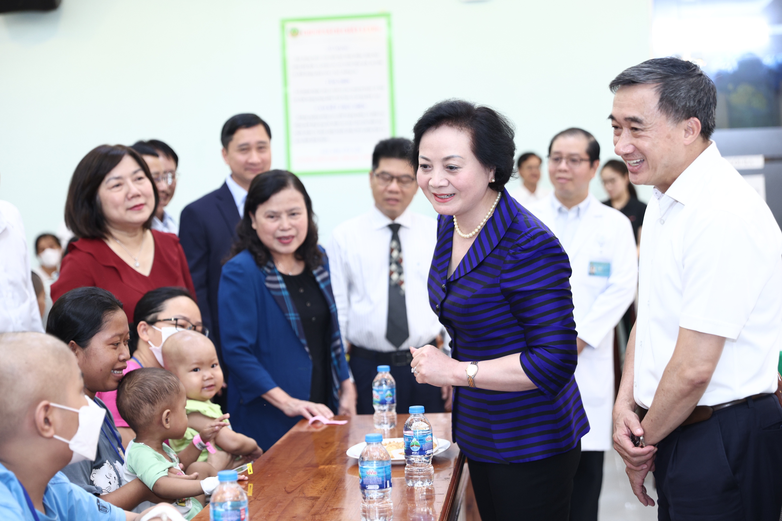 pho-thu-tuong-tham-tang-qua-benh-nhi-1-177953591844664027309 Phó Thủ tướng Phạm Thị Thanh Trà xúc động khi đến thăm các bệnh nhi tại giường bệnh- Ảnh 5.