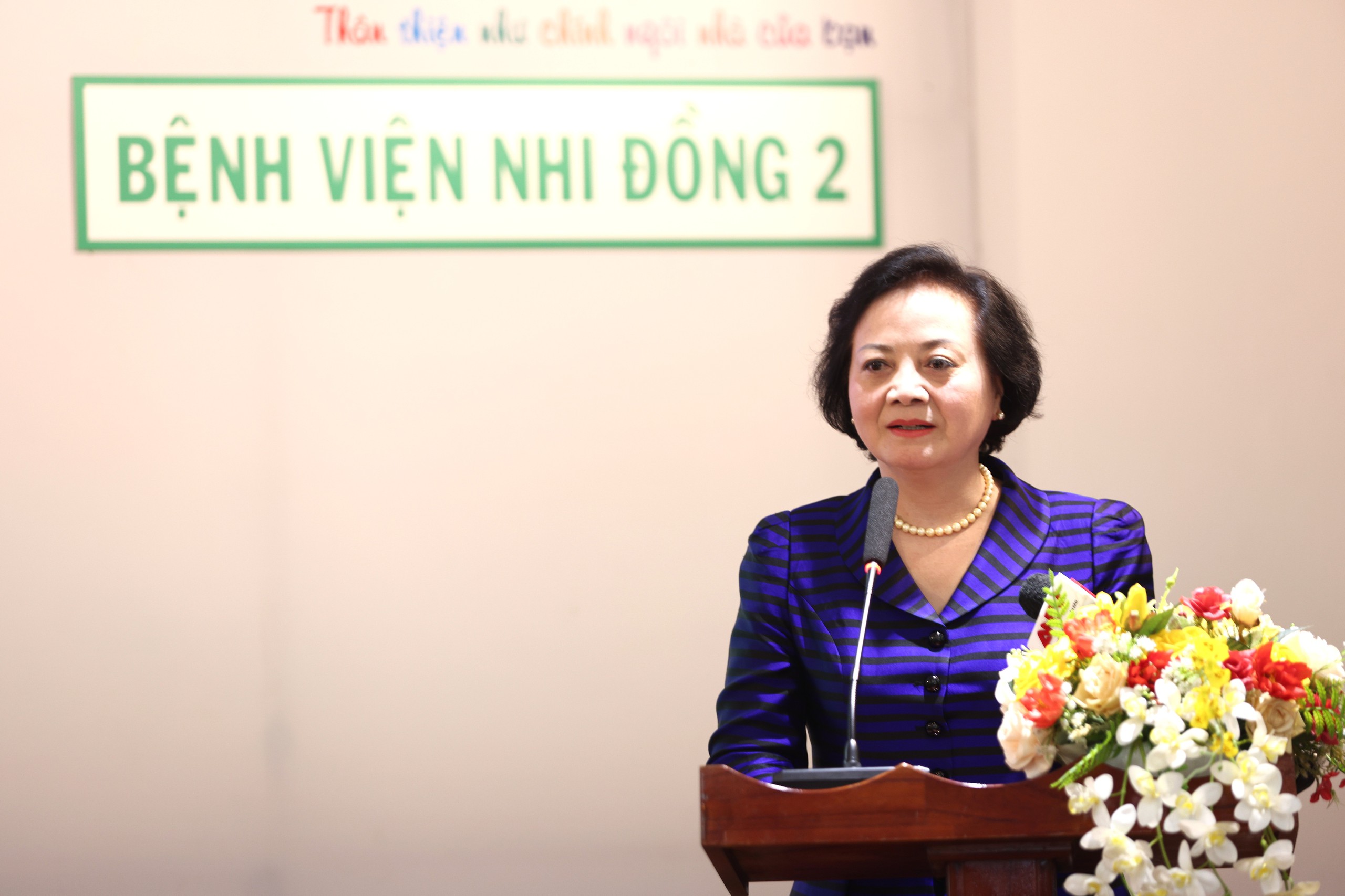 pho-thu-tuong-tham-tang-qua-benh-nhi-3-17795359185212143243304 Phó Thủ tướng Phạm Thị Thanh Trà xúc động khi đến thăm các bệnh nhi tại giường bệnh- Ảnh 3.