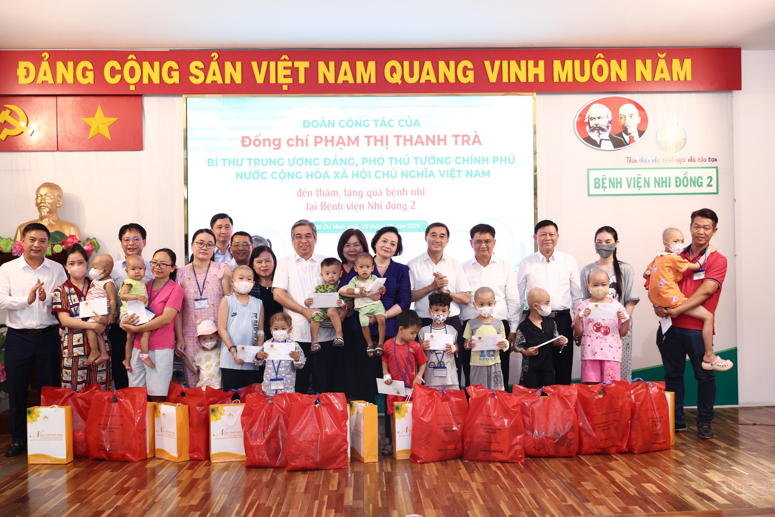 pho-thu-tuong-tham-tang-qua-benh-nhi-4-1779535918584874990243 Phó Thủ tướng Phạm Thị Thanh Trà xúc động khi đến thăm các bệnh nhi tại giường bệnh- Ảnh 4.