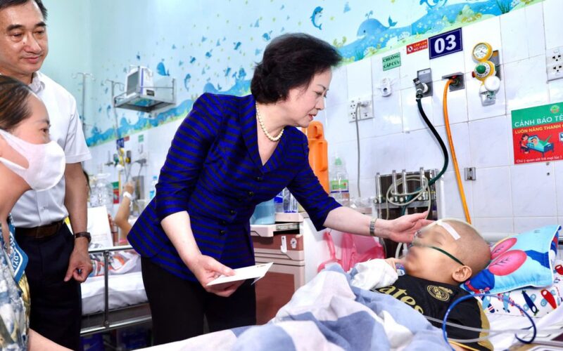 Phó Thủ tướng Phạm Thị Thanh Trà xúc động khi đến thăm các bệnh nhi tại giường bệnh