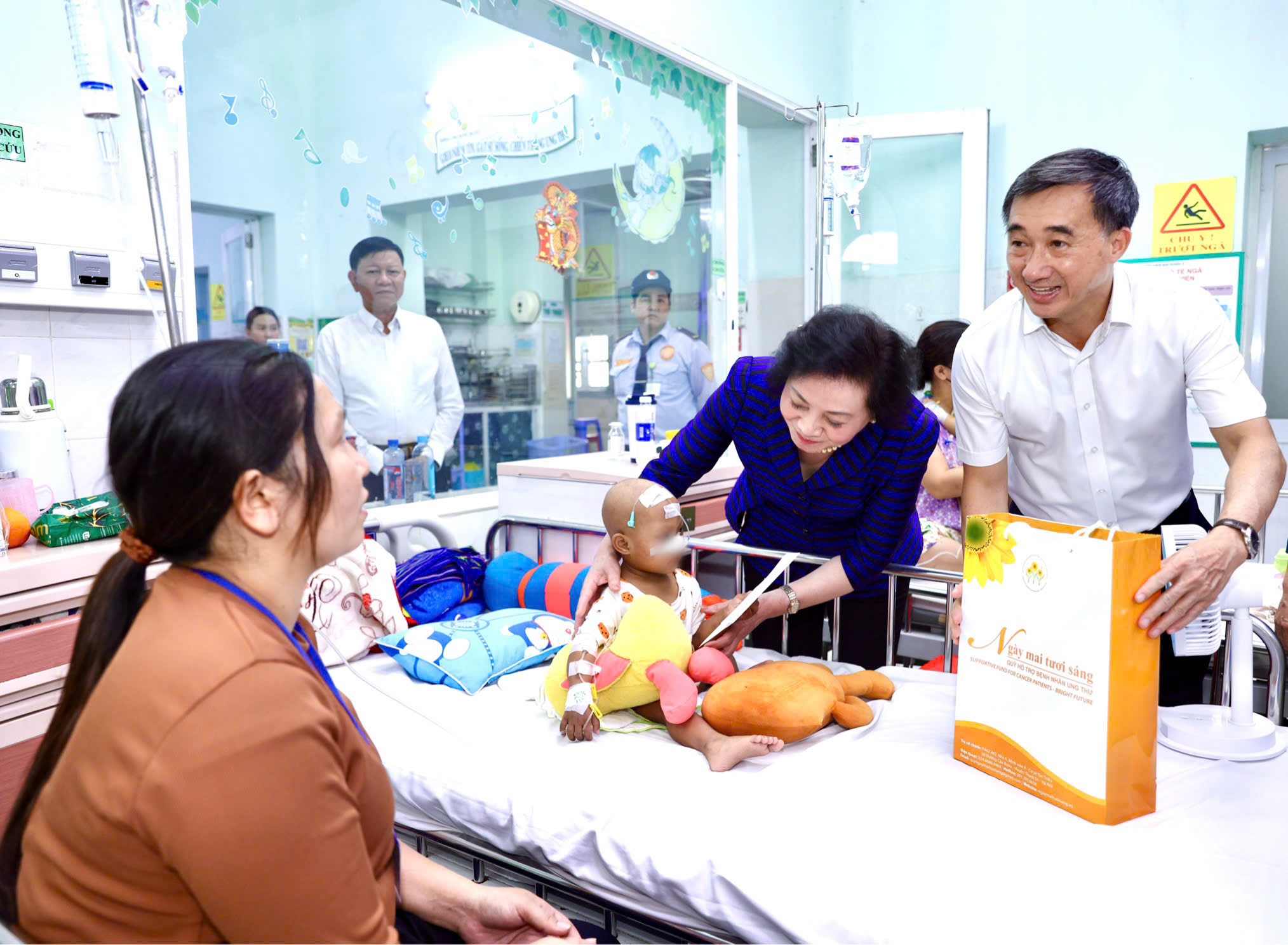 pho-thu-tuong-tham-tang-qua-benh-nhi-9-1779535918766368873108 Phó Thủ tướng Phạm Thị Thanh Trà xúc động khi đến thăm các bệnh nhi tại giường bệnh- Ảnh 9.