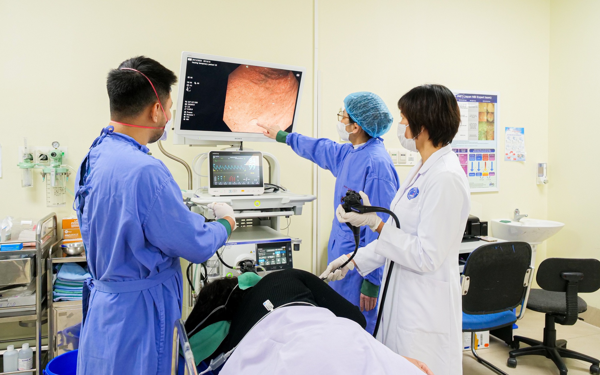 Cụ ông 74 tuổi vẫn quyết tâm chiến đấu với ung thư trực tràng- Ảnh 4.