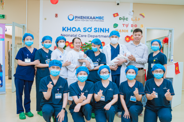 Cặp song sinh chỉ nặng 800g và 1000g và hành trình hồi sinh kỳ diệu tại PhenikaaMec
