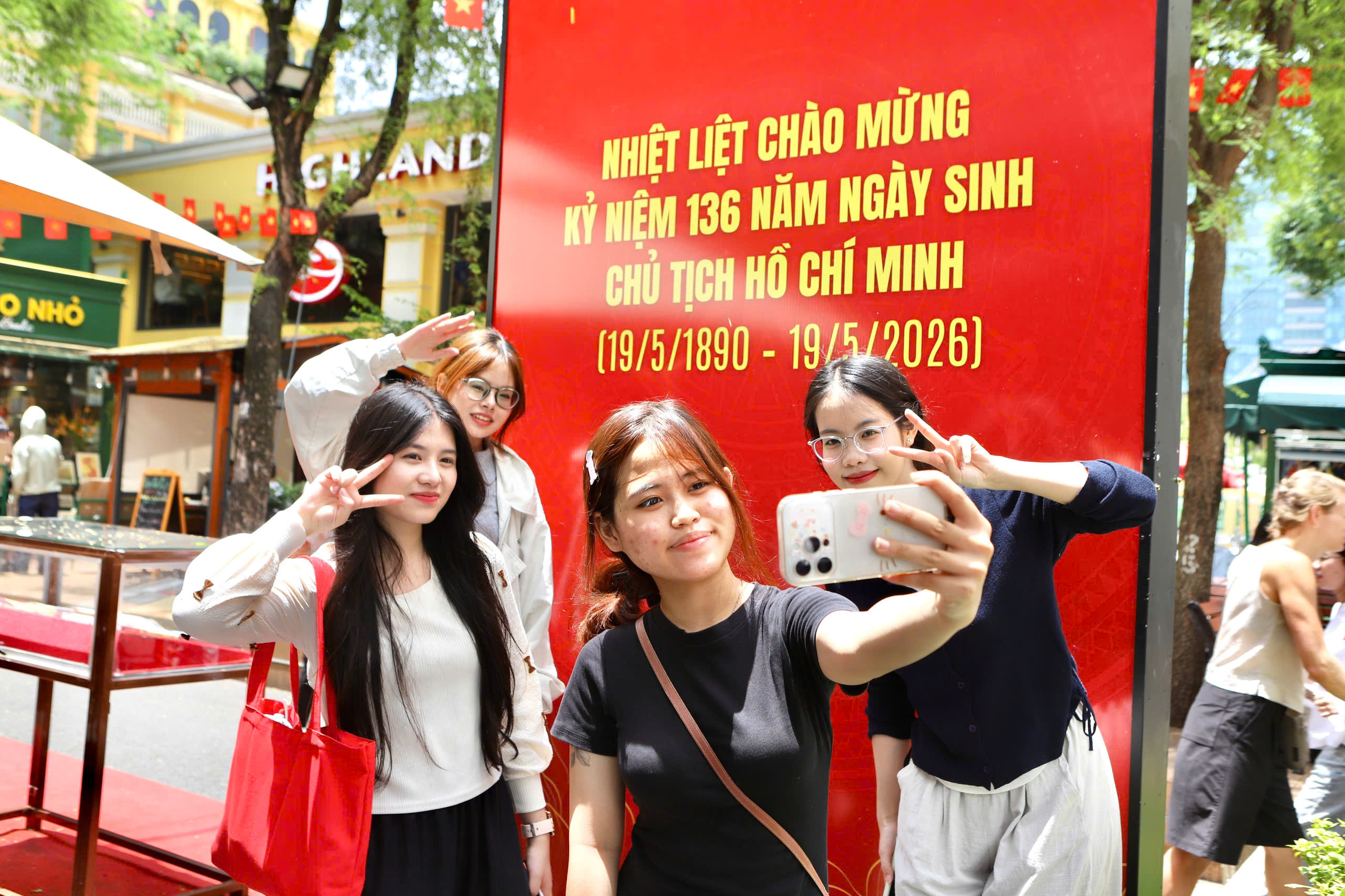 trien-lam-sach-chu-tich-hcm-8-17791800350951091778272 Triển lãm sách về Bác Hồ tại Đường sách TPHCM hút khách đến tham quan- Ảnh 7.