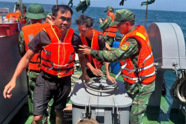 Cứu thành công 11 thuyền viên vụ đắm tàu tại vùng biển Bạch Long Vĩ