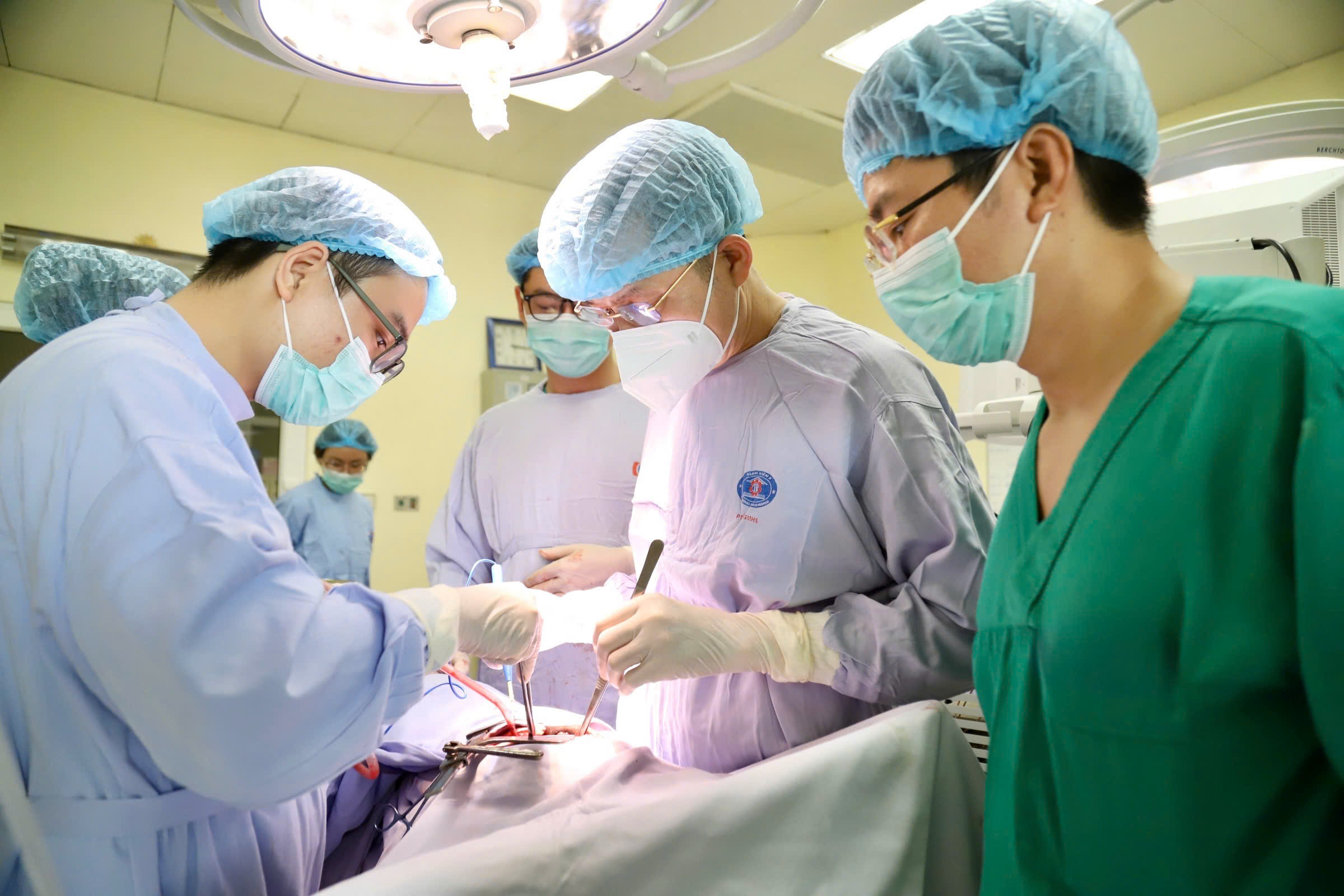Bỏ lỡ 'thời điểm vàng', bệnh nhân 74 tuổi mang khối u phổi khổng lồ suýt nguy kịch- Ảnh 1.