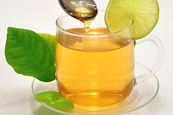 uong-nuoc-chanh-pha-mat-ong-co-giai-ruou-bia-23144827-1711933739459-1711933739738937094675-1777024957577-17770249588191687905632 Ho có thể là dấu hiệu của nhiều bệnh lý, cách giảm ho hiệu quả- Ảnh 1.