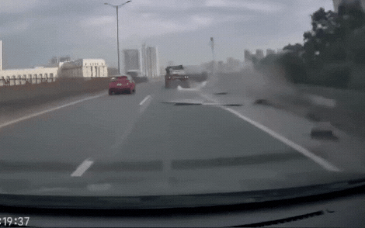 Video xe đầu kéo làm rơi hàng trên Vành đai 3, ô tô phía sau suýt gặp họa