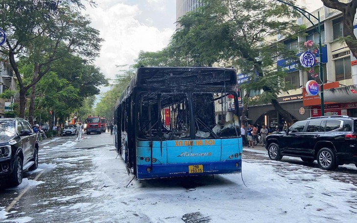 Hà Nội: Cháy xe buýt trên phố Lý Thường Kiệt, hành khách kịp thoát thân