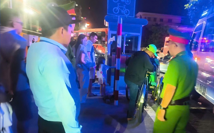 Xử lý tình trạng chèo kéo khách, bán hàng rong tại bến thuyền trung tâm ở Huế