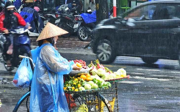 Chiều nay miền Bắc chuyển mưa dông, cảnh báo lốc sét nhiều khu vực