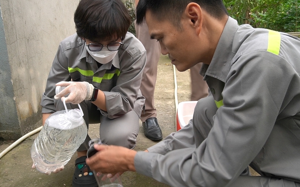 Mặt nước hồ Trái Tim ở Huế xuất hiện váng, đổi màu bất thường- Ảnh 4.