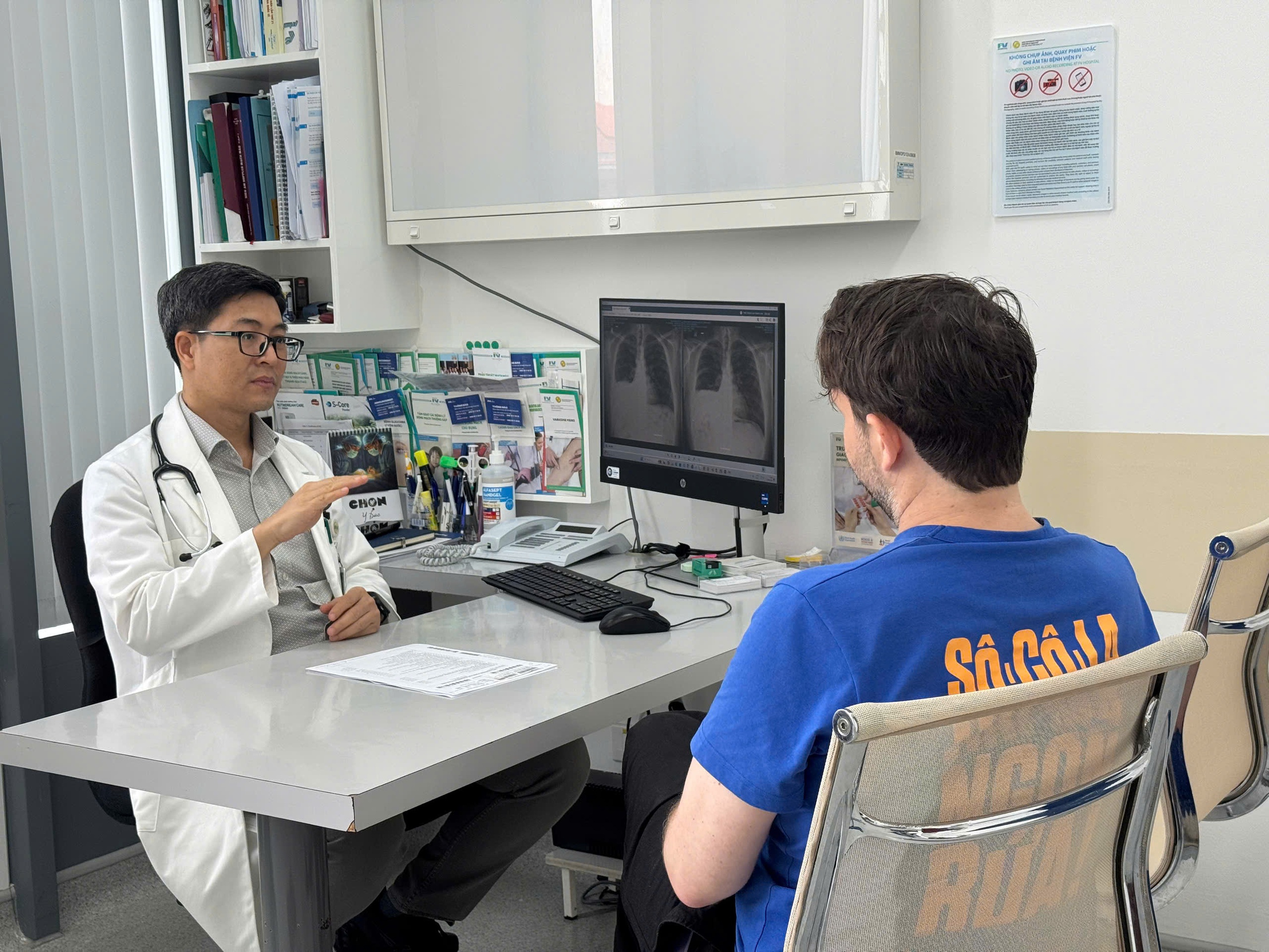 z777509980223680c573c470a0d020a5f79aac523dd95f-1781089924744888369173 Ho ra máu vì ổ viêm phổi tái phát, người đàn ông Mỹ được bác sĩ FV cứu sống bằng phẫu thuật robot- Ảnh 1.