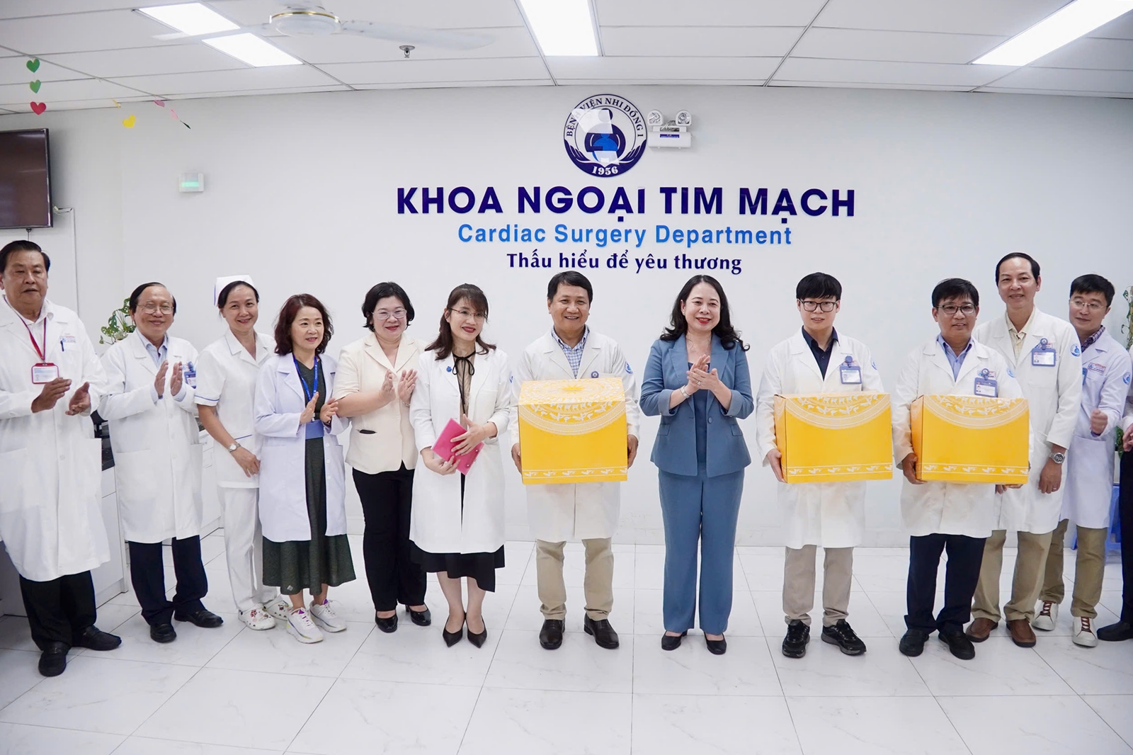 z7854259000647b60a623b5e925e6be00ba2c64413e84b-17794931279831255815201 Phó Chủ tịch nước Võ Thị Ánh Xuân thăm, động viên bệnh nhi tại Bệnh viện Nhi đồng 1- Ảnh 2.