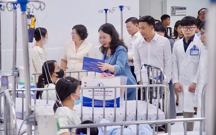 Phó Chủ tịch nước Võ Thị Ánh Xuân thăm, động viên bệnh nhi tại Bệnh viện Nhi đồng 1