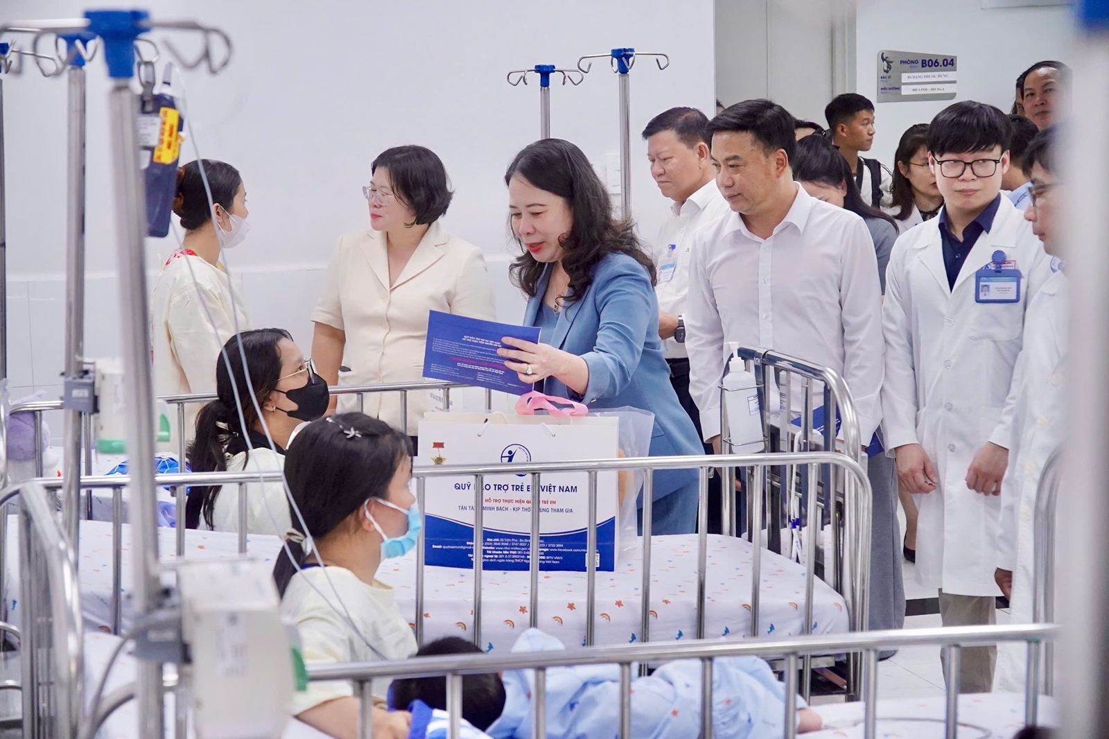 z7854259006542d019eb366bc3cab7db3a4d435945ae73-17794930361511595884825 Phó Chủ tịch nước Võ Thị Ánh Xuân thăm, động viên bệnh nhi tại Bệnh viện Nhi đồng 1- Ảnh 1.