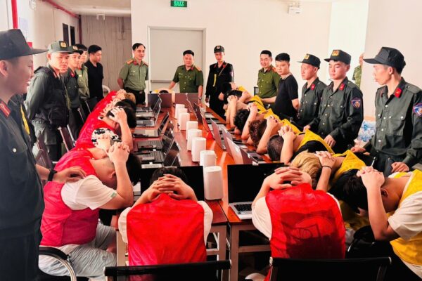 Đột kích khách sạn ở Lào Cai, bắt giữ 19 người Trung Quốc lập 'ổ' lừa đảo xuyên biên giới