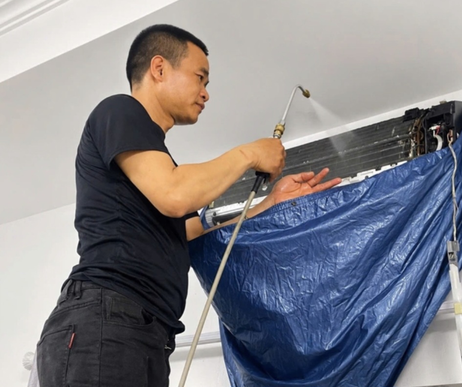 1000052318-17814277172221668117057 Vệ sinh điều hòa mùa cao điểm: Thợ làm không xuể, khách 'mòn mỏi' chờ lịch- Ảnh 2.
