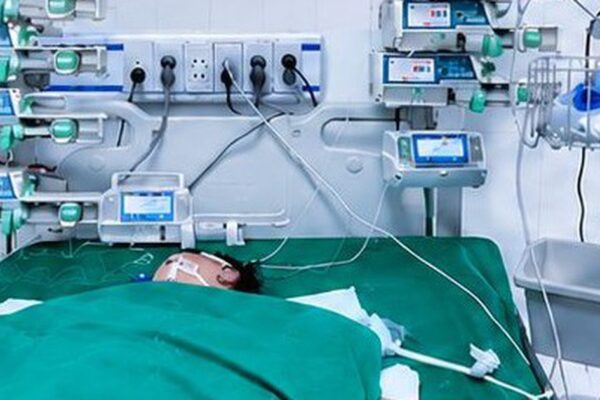 Cứu sống bé trai 23 tháng tuổi mắc tay chân miệng với nhiều biến chứng thần kinh, hô hấp và tuần hoàn