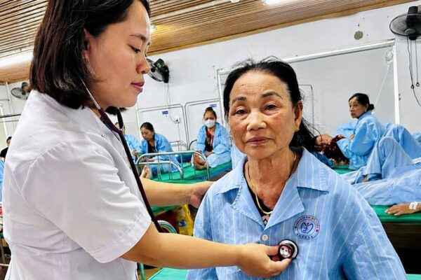 Ẩn họa từ những gói thuốc đông y gia truyền được quảng cáo ‘uống là khỏi’
