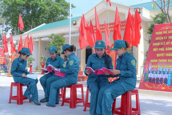 Những ‘bóng hồng sao vuông’ giỏi thao trường, đảm việc bếp núc