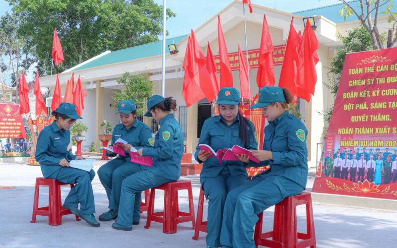 Những ‘bóng hồng sao vuông’ giỏi thao trường, đảm việc bếp núc