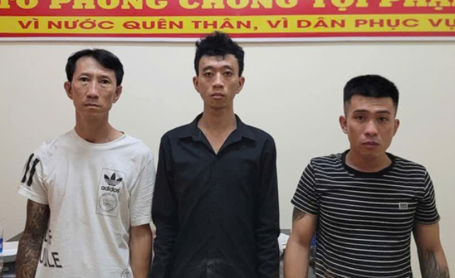 base64-17800480140671648470180 Bắt 3 kẻ truy đuổi người đàn ông vào tận nhà dân, đánh trọng thương vùng đầu- Ảnh 2.